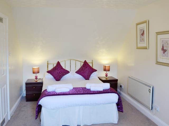 Double bedroom | Lake View Cottage - Rosecraddoc Manor, Liskeard