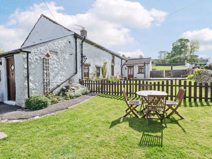 School Farm Cottage In Chelmorton Near Buxton Derbyshire Book