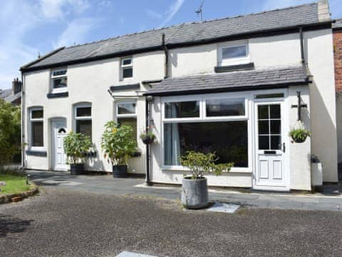 Detached holiday cottage | The Cottage at Stanley Villa, Southport