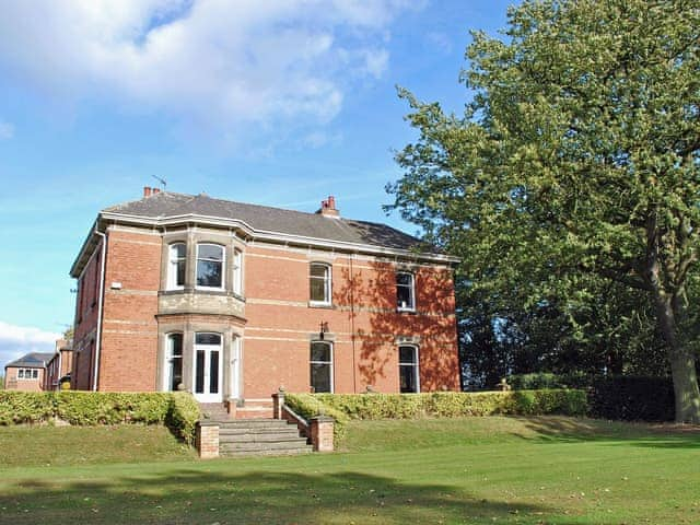 Hill House, sleeps 18 in Derby.