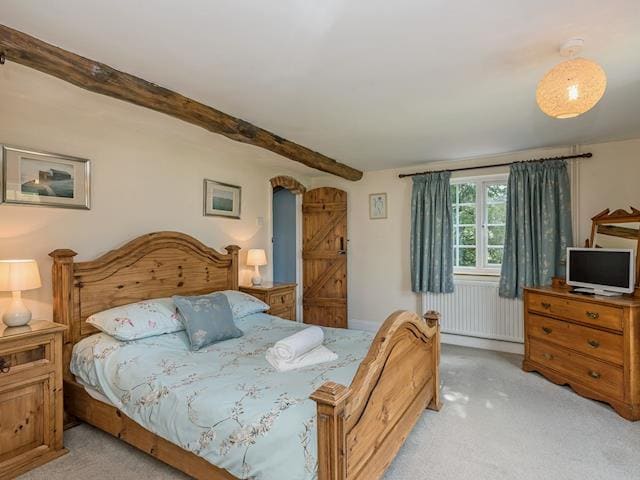 Luxurious double bedroom with river views | Wherryman&rsquo;s Cottage, Coltishall