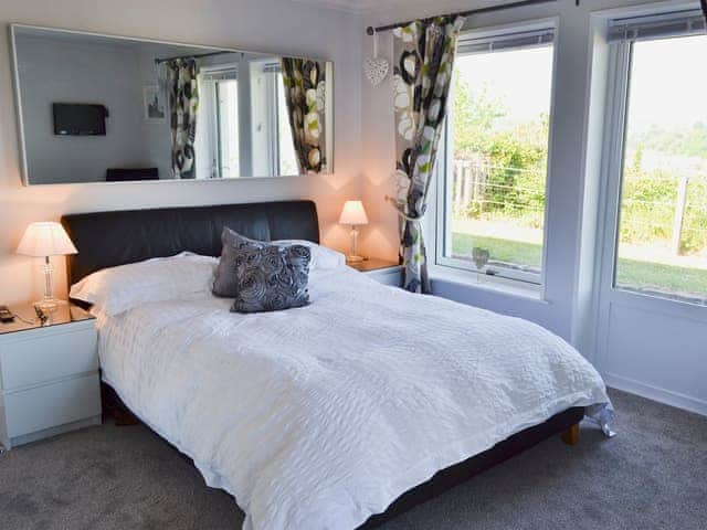 Master en-suite bedroom, fab harbour views | Gwel An Porth, Falmouth