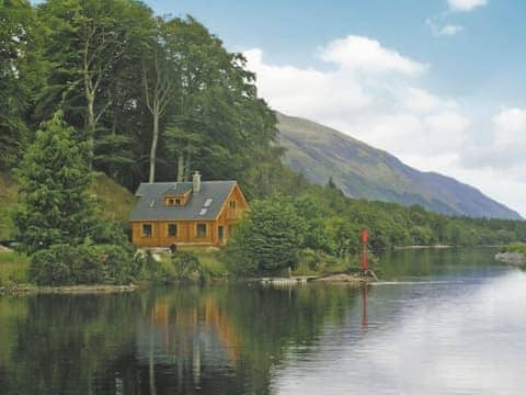 Delightful lodge overlooking Loch Lochy | Gairlochy Bay, Gairlochy, near Fort William