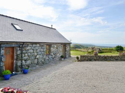 Exterior |  Beudy Hen and Ysgubor - Ysgubor, Harlech