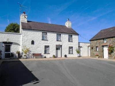 Cottage Holiday Rentals with coastal walks nearby in Cardigan Bay and Snowdonia - Click to display full property details and to book online - close window to return.