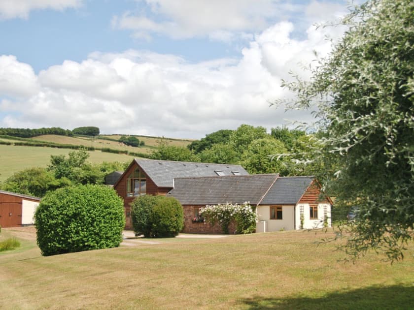 Garden and grounds | Yeo Farm Cottages - The Old Stables, Waterrow, Wiveliscombe, Taunton