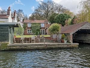 Spectacular detached riverside holiday cottage  | Wherryman&rsquo;s Cottage, Coltishall