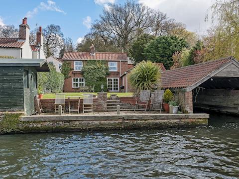 Spectacular detached riverside holiday cottage  | Wherryman&rsquo;s Cottage, Coltishall