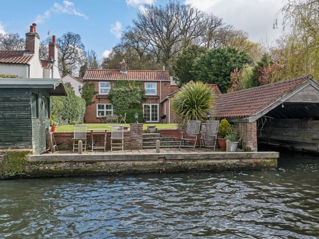 Spectacular detached riverside holiday cottage | Wherryman’s Cottage, Coltishall