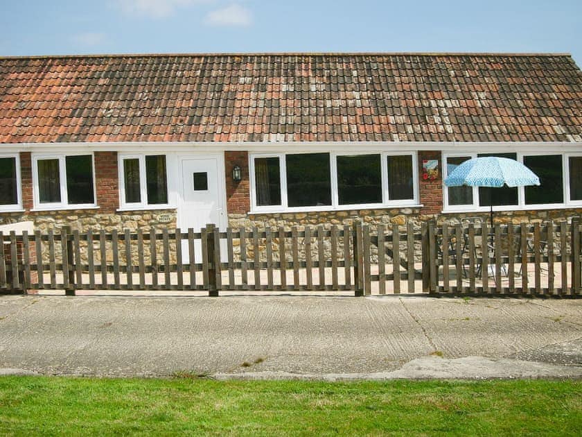 Exterior | Manor Court Cottages - Woodpecker, Shipton Gorge