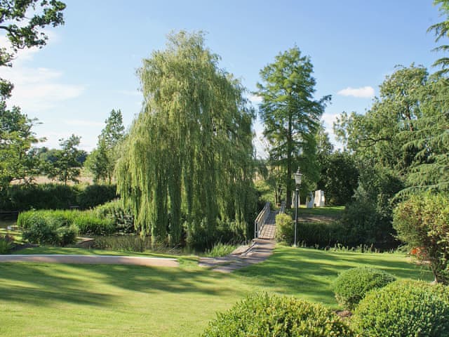 Beautifull manicured lawns | The Writing Room, Barford, near Stratford-upon-Avon