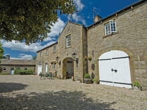 Stable Cottage (left), Carriage House centre (first floor) and Coach House right (first floor)