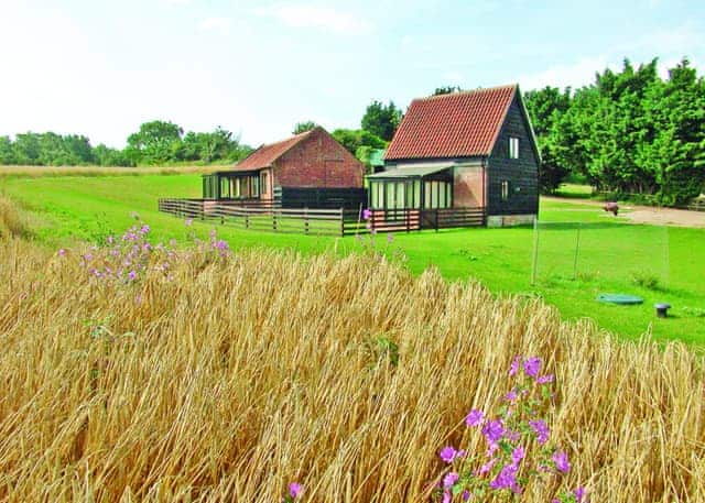 Carol&rsquo;s Cottage (left) and Sally&rsquo;s Nest (right) | Sally&rsquo;s Nest, Wenhaston, nr. Southwold