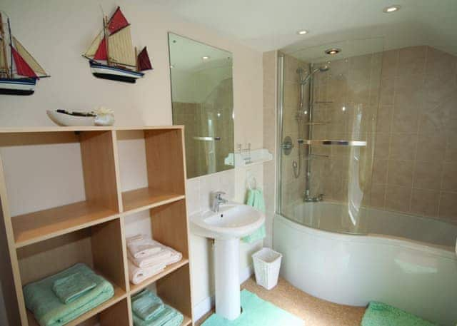 Salters Cottage bathroom | Salters Cottage, Wainfleet St. Mary, nr. Skegness