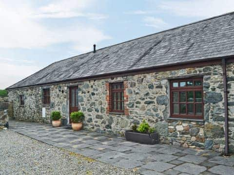 Spacious single-storey barn conversion  | Gadlas, Bontnewydd, near Caernarfon