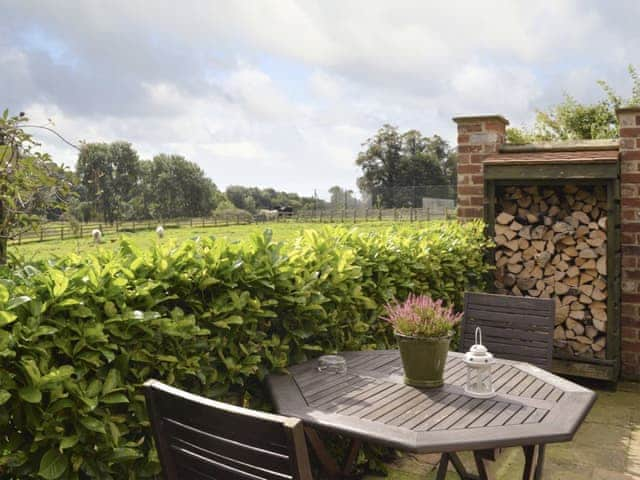 Outdoor furniture on patio | Rusty&rsquo;s Cottage - Wisteria and Rusty&rsquo;s Cottages, Buttercrambe, near York