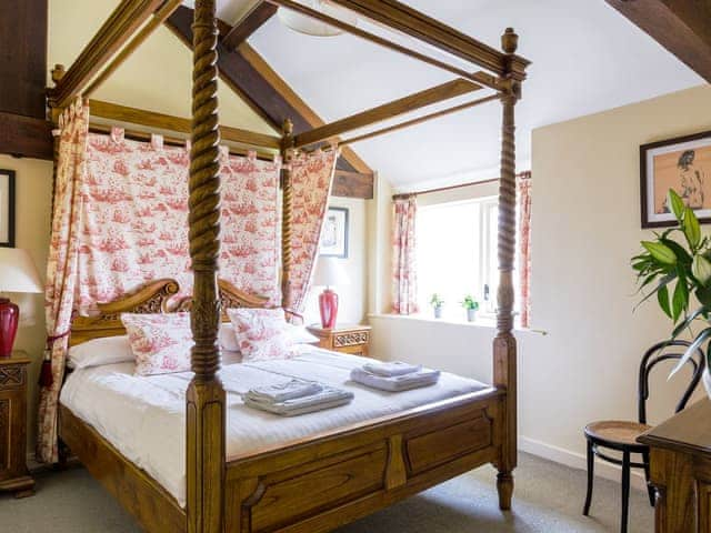 Four Poster bedroom | Hungate Cottages - Danbydale, Pickering