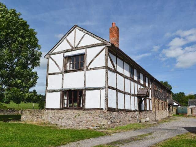 Dinhope Big Barn, sleeps 15 in Craven Arms.