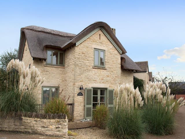 Delightful Cotswold thatched cottage | Moorhens Cottage, Cotswold Water Parks
