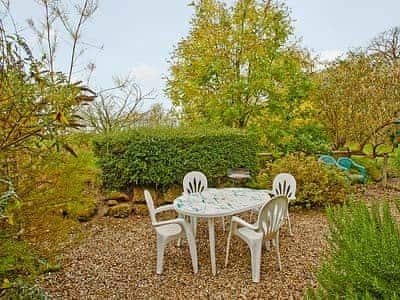 Sitting-out-area | Church Farm Cottages - Holy Boys, Southacre