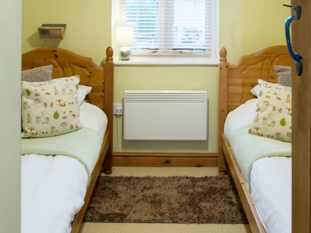 Cosy twin bedded room | Moorhens Cottage, Cotswold Water Parks