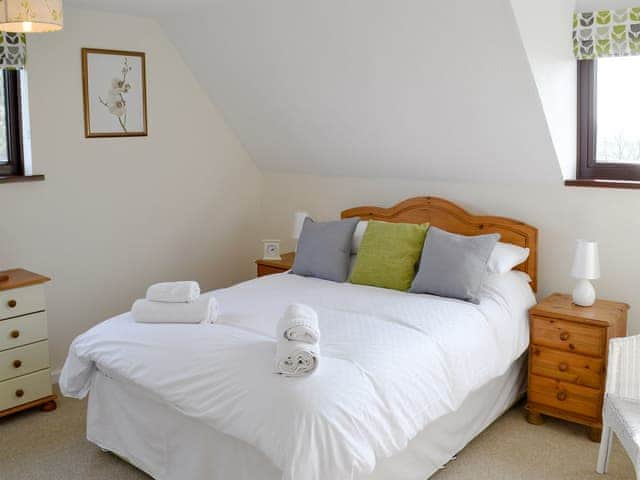 Comfortable en-suite master bedroom | Villa 55, Cromer