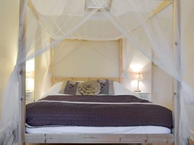 Fabulous four poster bed | Dairy Cottage - Harris Croft Farm - The Swallows, Binknoll, near Royal Wootton Bassett