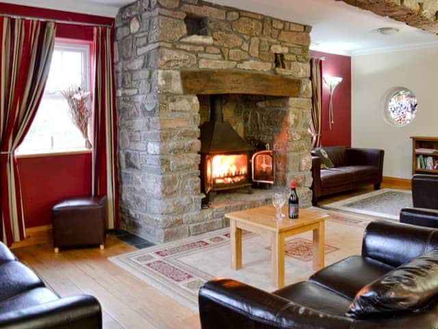 Ty-canol, sleeps 15 in Kidwelly.