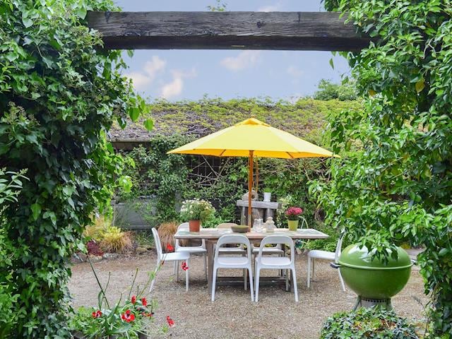 Outdoor eating area | Arne Barn, Near Wareham