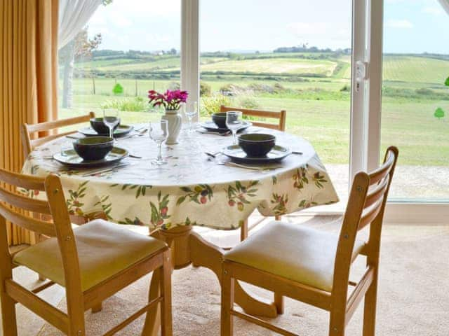 Living room/dining room | Cliff End, Freshwater