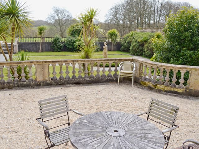 Sitting-out-area | The Courtyard, Tehidy Park, nr. Camborne