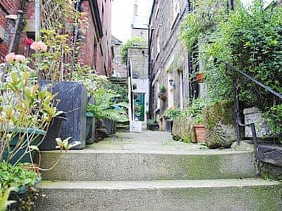 Alleyway/Ginnel | Cobweb Cottage, Whitby