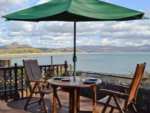 Sitting-out-area | Castle Cottage, Criccieth