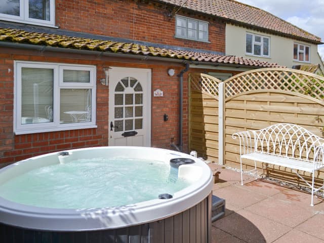 Charming enclosed courtyard with Hot tub | Sweet Pea Cottage, Holt