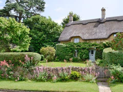 Beautiful thatched holiday cottage - 3 Steep steps leading down to entry | Rose Cottage Number 2, Chipping Campden