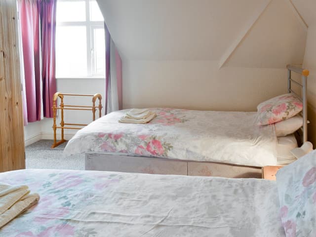 Good-sized twin bedroom | Homebay, Flamborough