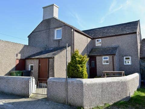 Exterior | Tanpencefn Mawr, Brynsiencyn