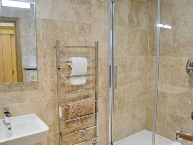 En-suite | Gylly Beach View, Falmouth