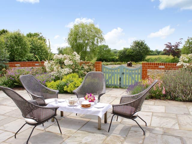 Sitting and Eating out in the Garden | The Owl House, Bishops Waltham