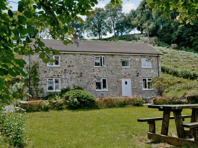 Maes-yr-adwy, sleeps 8 in Llandeilo.