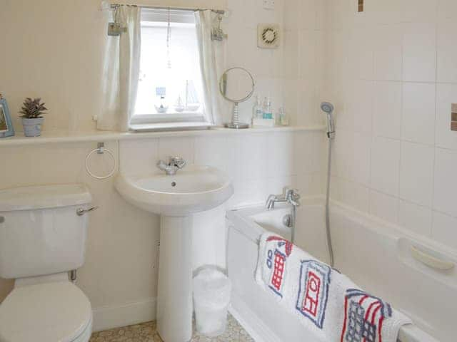 Family bathroom | Sea Shore - Tee View and Sea Shore, Seahouses