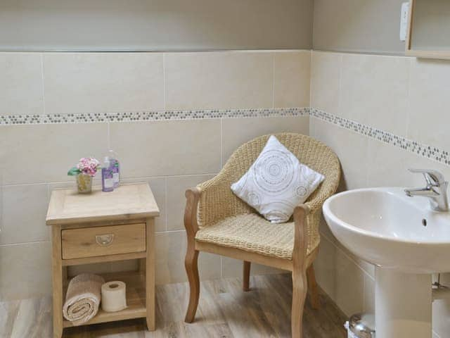 En-suite | Oak Cottage - Ash and Oak Cottages, near Rothbury