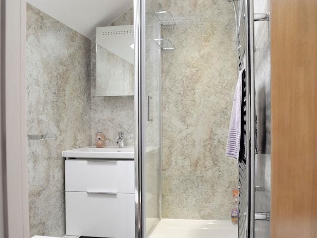 En-suite shower room | 9 Howrah&rsquo;s Court - Greta Grove Apartments, Keswick