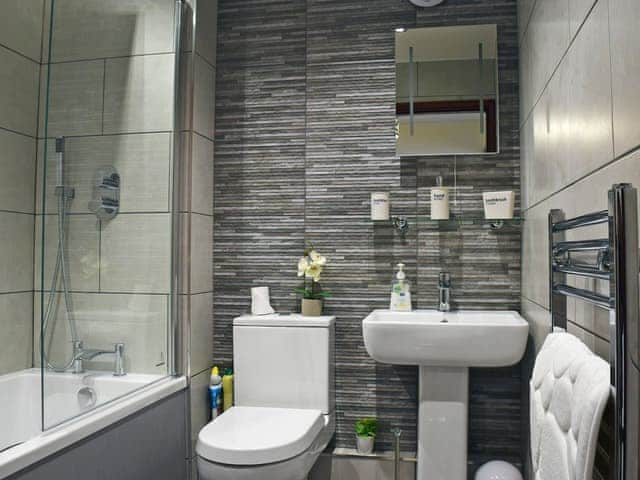 Modern style bathroom | 18 Elm Court - Greta Grove Apartments, Keswick