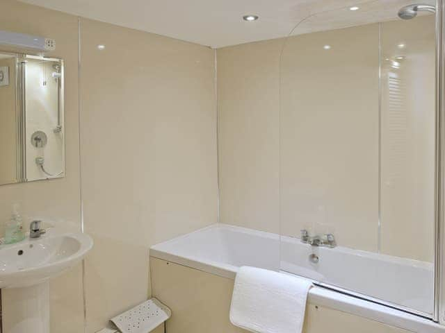 Family bathroom with shower over bath | Falcon Crag, Keswick