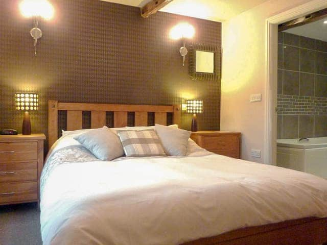 Comfortable double bedroom with en-suite | High White Stones - White Stones, Ambleside