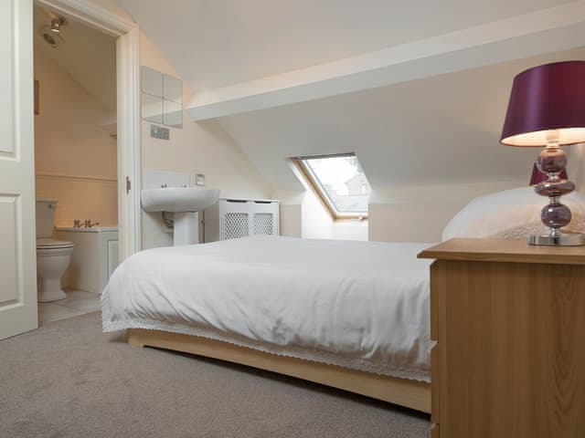 En-suite bathroom within master bedroom | Esthwaite, Windermere