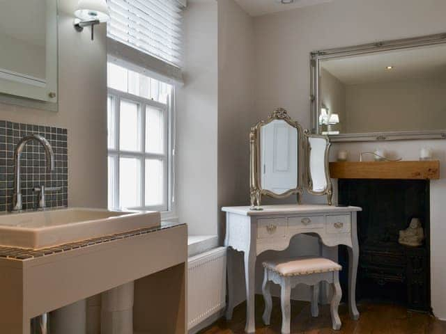 Relaxing bathroom with seperate shower cubicle | Betsy Cottage, Windermere