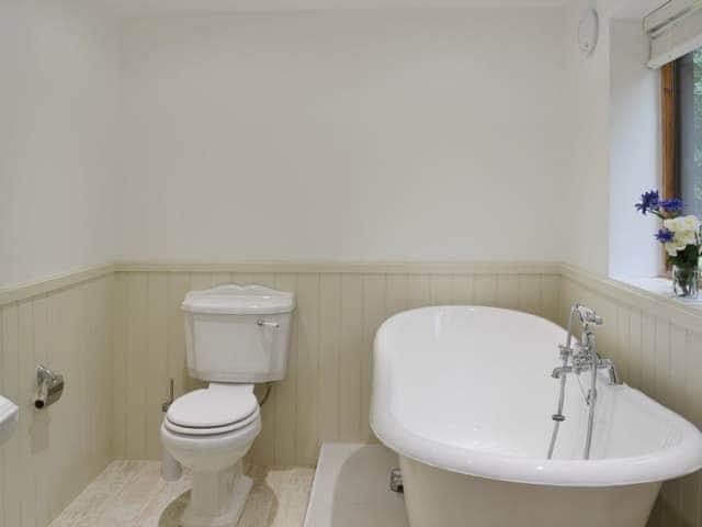 Luxurious en-suite bathroom | Forest Cottage, Northwold