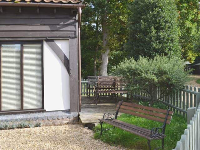 Pleasant and relaxing sitting-out-area | Forest Cottage, Northwold